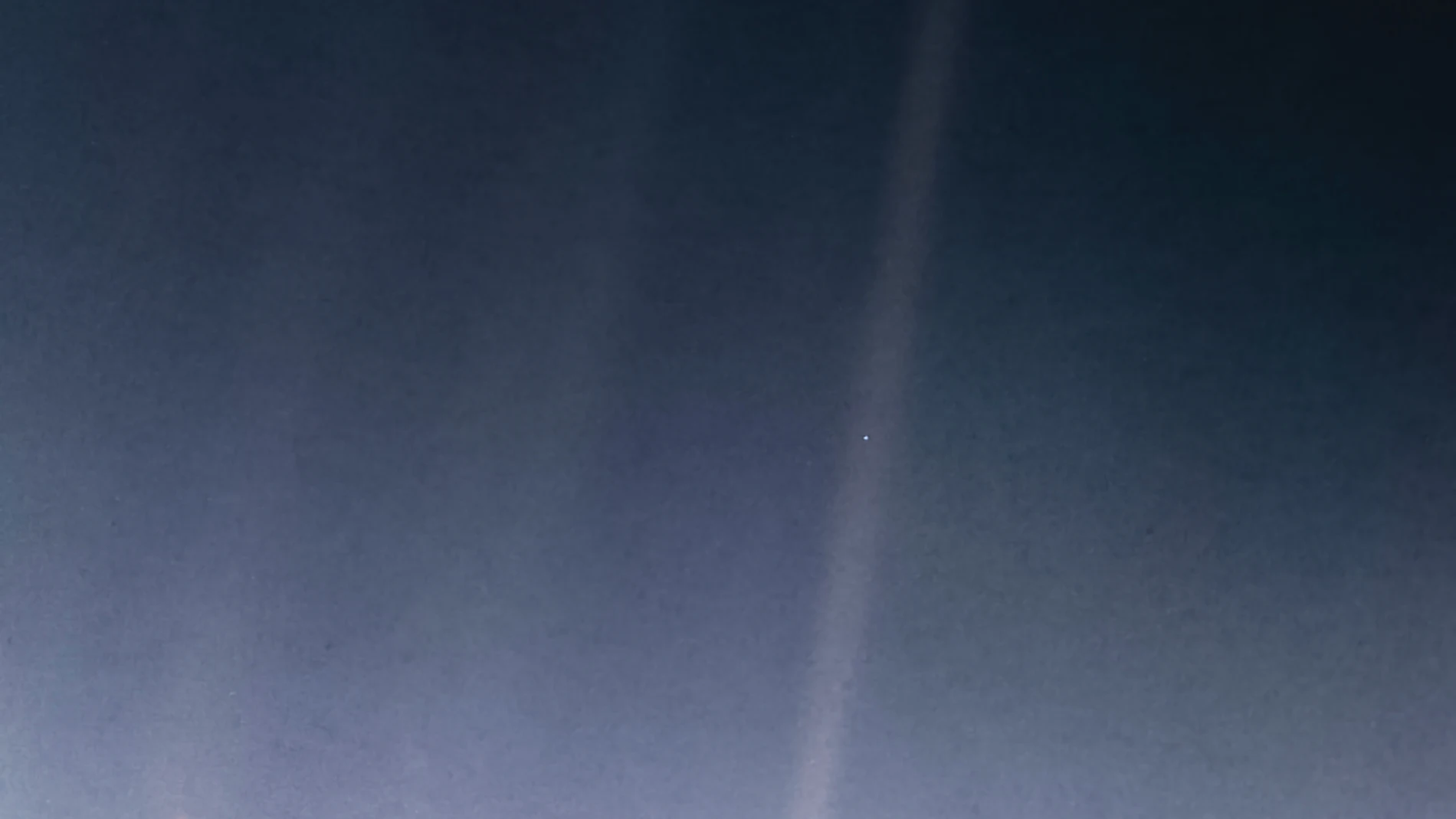 En la imagen remasterizada se ve la Tierra atravesada por un rayo de Sol.