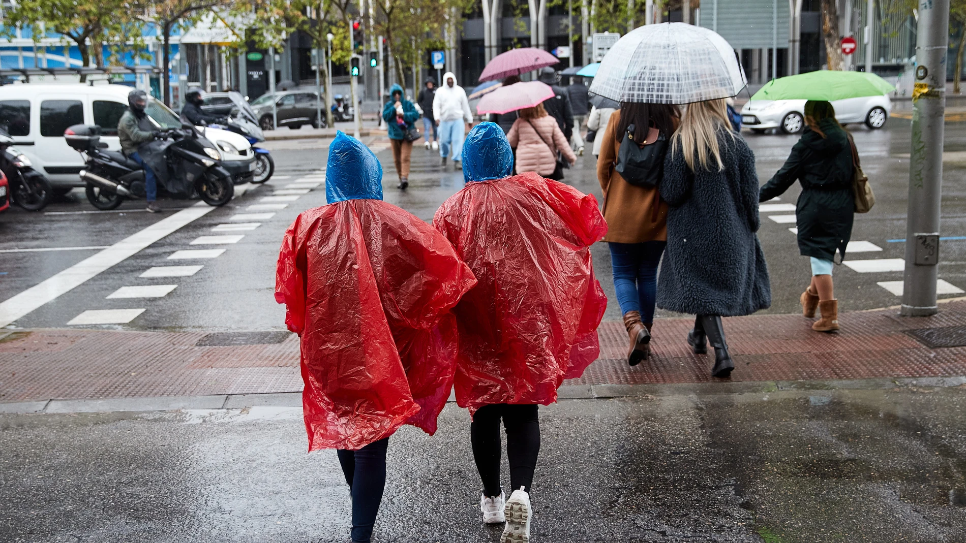 Dos mujeres se protegen de la lluvia en Madrid