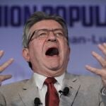 Tras su buen resultados en la primera vuelta de las presidenciales, Jean Luc Mélenchon aspira a aglutinar a la izquierda francesa frente a Macron