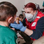 Voluntarios de Cruz Roja atienden a pequeños recién llegados a España