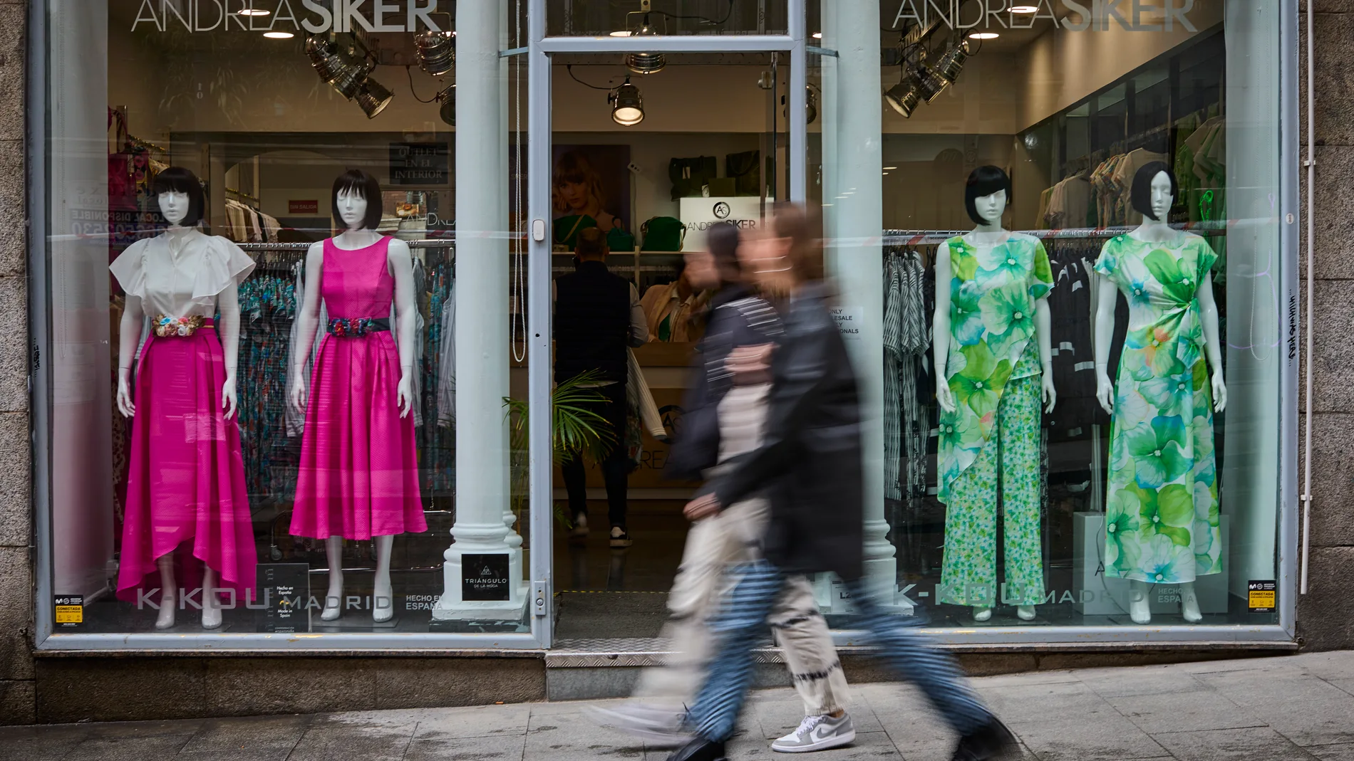 Reportaje tiendas mayoristas de ropa y complementos en el triangulo de la moda en Madrid