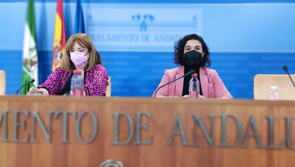 La secretaria general del Grupo Parlamentario Socialista, Soledad Pérez, y la diputada Noelia Ruiz, en la rueda de prensa de presentación de las conclusiones sobre la comisión Faffe. PSOE-A