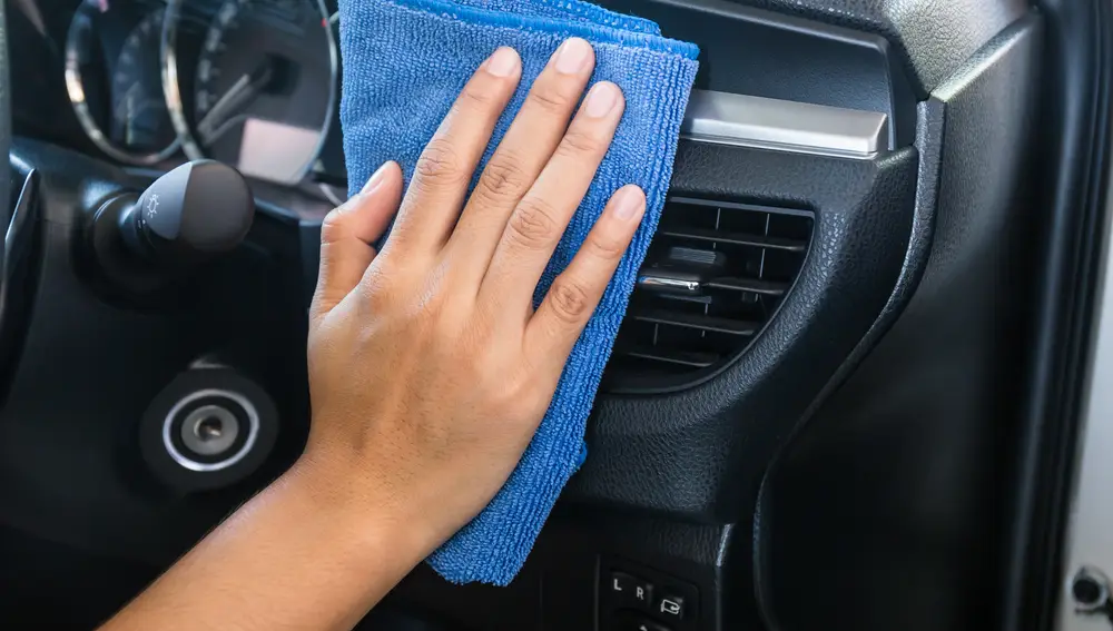 El salpicadero es el lugar del coche donde más gérmenes se acumulan, por eso es el lugar donde debemos ser más incisivos | Fuente: Dreamstime