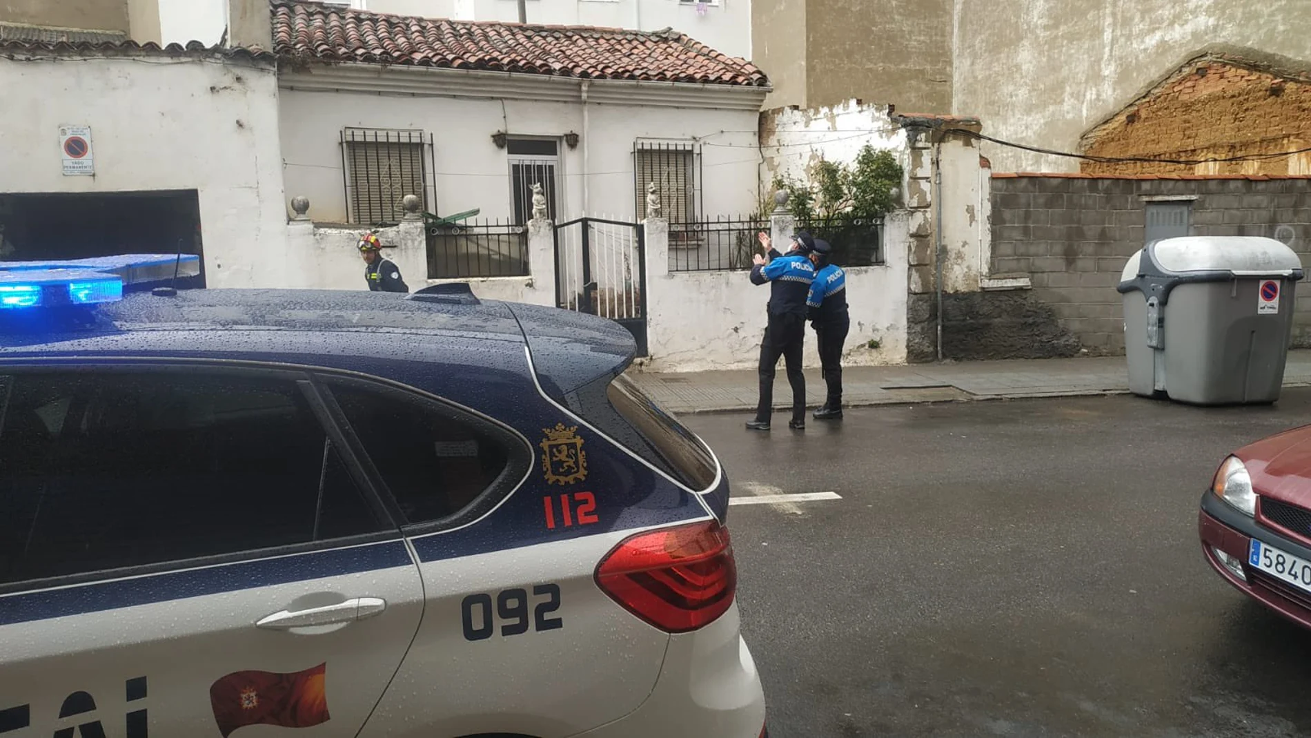 Dos agentes de la policía local de León en la vivienda que se ha derrumbado parcialmente de la calle Peña Ercina