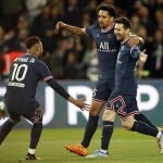 Neymar, Messi y Marquinhos celebran uno de los goles del PSG ante el Lens