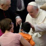 Vatican City (Italy), 23/04/2022.- Pope Francis (R) greets the faithful in the Nervi Hall during an audience with members of the 'Madonna of tears' community of Treviglio, northern Italy, at the Vatican City, 23 April 2022. (Papa, Italia) EFE/EPA/CLAUDIO PERI