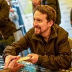 El exvicepresidente del Gobierno y exlíder de Podemos, Pablo Iglesias, firma su libro en el mismo día que se celebra el Dia Internacional del Libro en la caseta de Casa del Libro, en Paseo de Gracia, a 23 de abril de 2022, en Barcelona, (España). En ‘Verdades a la cara’, publicado por la editorial Navona, Pablo Iglesias aborda los episodios más relevantes de su vida política y personal. El periodista Aitor Riveiro, que siguió a Podemos desde su nacimiento, tira de la lengua del protagonista que no considera este libro como unas memorias sino como un testimonio, recuerdos de los años salvajes como reza el subtítulo, cuyo hilo conductor es la continua pugna entre Podemos y el establishment político y económico. 23 ABRIL 2022;LIBRO;FIRMA;PÚBLICO;DIA DEL LIBRO Lorena Sopêna / Europa Press 23/04/2022