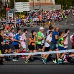 Maraton de Madrid 2022 Corredores pasan junto a las 4 torres durante la celebración de la carrera popular Maraton de Madrid 2022