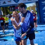 Maratón de Madrid 2022. Los corredores de la Maratón de Madrid llegan exhaustos y dándose abrazos a la línea de meta.