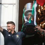 Pellegruinio sostiene el trofeo de Copa junto a Joaquín