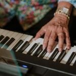 Chucho Valdés tocando el piano en casa de Sandra Foto: Starlite Catalana Occidente