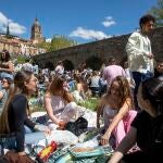 Los salmantinos salen al campo en la celebraci&oacute;n de la tradicional fiesta del Lunes de Aguas con la merienda t&iacute;pica del hornazo