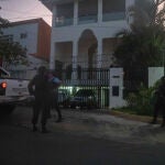 Agentes de la policía nacional resguardan hoy las oficinas de la Organización de Estados Americanos (OEA), en Managua (Nicaragua). El Gobierno de Nicaragua anunció este domingo que retira las credenciales de sus representantes ante la Organización de los Estados Americanos (OEA), y ratificó su "invariable decisión" de abandonar el organismo. EFE/ Jorge Torres