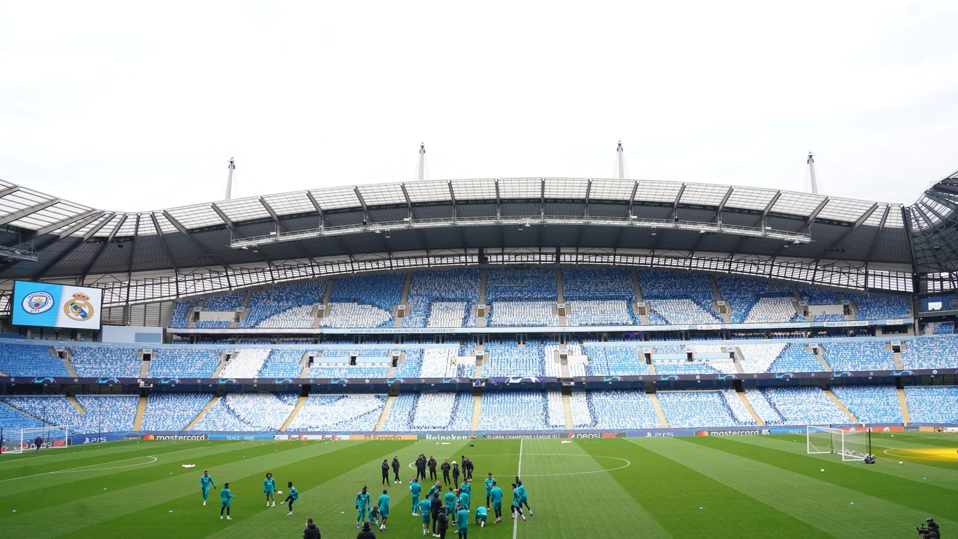 Manchester City y Real Madrid se enfrentan en el Etihad Stadium.