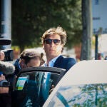El empresario Luis Medina a su salida del Juzgado de Instrucción número 47 de Madrid donde este lunes después de prestar declaración como investigado junto a Alberto Javier Luceño por delitos relacionados con comisiones en la compraventa de material sanitario al comienzo de la pandemia. EFE/ Luca Piergiovanni