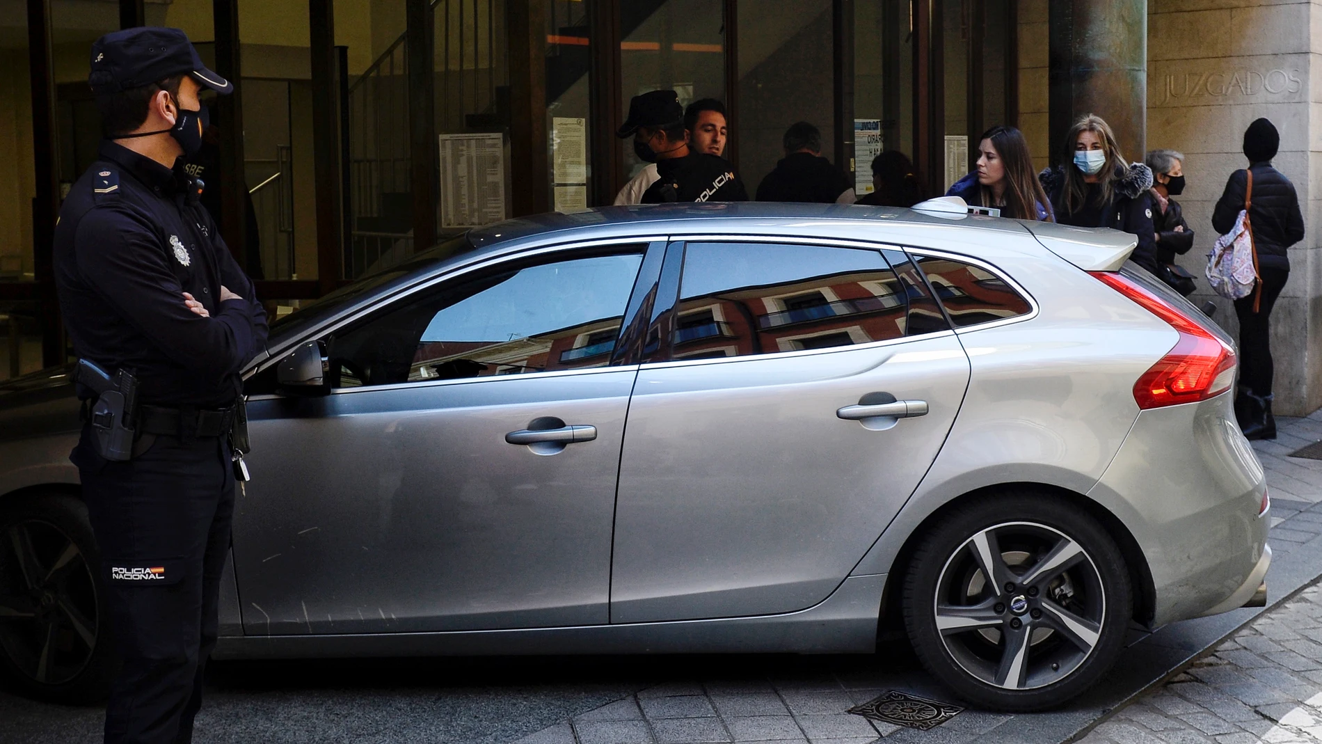 Vehículo que traslada a Oscar S., uno de los tres investigados en relación con la desaparición y muerte de Esther López, de 35 años, en Traspinedo (Valladolid), a su llegada al Juzgado de Instrucción Número 5 de Valladolid donde declarará ante el juez