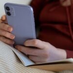 Una usuaria con un iPhone PEXELS 25/04/2022