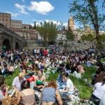 Los salmantinos salen al campo en la celebración de la tradicional fiesta del Lunes de Aguas con la merienda típica del hornazo