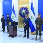El ministro de Justicia y Seguridad Pública, Gustavo Villatoro; el ministro de la Defensa, René Francis Merino Monroy, y el director de la PNC, Mauricio Arriaza Chicas