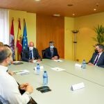 El consejero de la Presidencia, Jesús Julio Carnero, en la reunión de la Mesa General de los Empleados Públicos