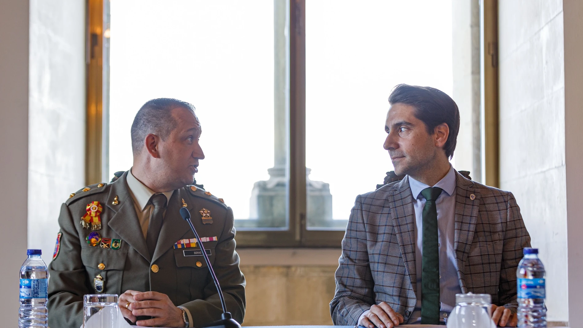 El concejal de Turismo del Ayuntamiento de Segovia, Miguel Merino (D), y el teniente-alcaide del Alcázar, Ángel Manuel Borau (I), presentan el programa de actividades diseñado para conmemorar el VIII Centenario del Nacimiento de Alfonso X El Sabio