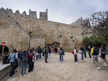 Turistas en el acceso a la Muralla en la Plaza de Adolfo Suárez durante la Semana Santa pasada Turistas en el acceso a la Muralla en la Plaza de Adolfo Suárez durante la Semana Santa pasada