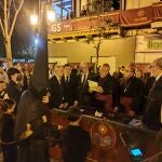Monseñor Saiz Meneses preside el palquillo del Consejo en La Campana al paso de la hermandad de El Silencio en la Semana Santa. CONSEJO HHCC