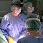 Médicos en un quirófano