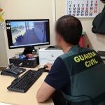 Una agente de la Guardia Civil trabaja en el caso