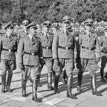 Reinhard Heydrich, comandante de la Gestapo, en un cementerio de soldados alemanes en Oslo
