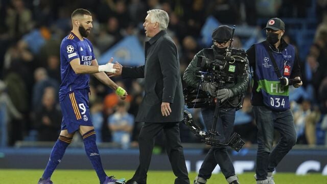 Ancelotti saluda a Benzema después del partido