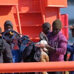 Lllegada de subsaharianos a Canarias el pasado mes de abril, que habían sido rescatados en el mar. EFE/Ángel Medina G.