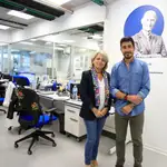 Estrella Núñez y Rubén Rabadán, coautores del artículo, en el laboratorio 'Izpisua Belmonte', del UCAM HiTech.