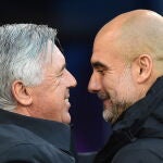 Carlo Ancelotti y Guardiola se saludan antes del encuentro