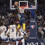 Ja Morant machaca el aro por encima de Malik Beasley en el Gizzlies - Timberwolves