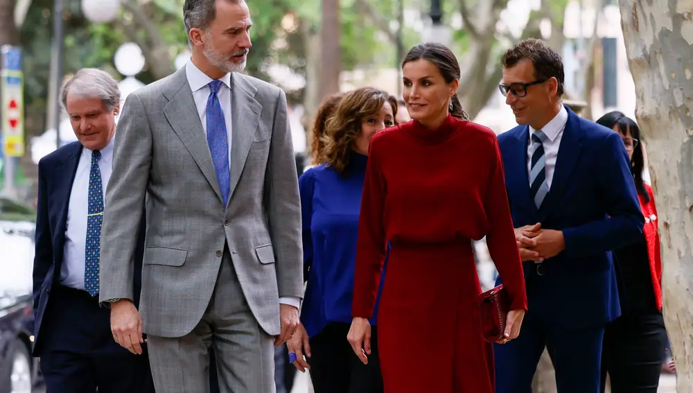 La presidenta de Baleares, Francina Armengol (c) junto con el rey Felipe VI (2i) y la reina Letizia (2d) a su llegada al acto de presentación "Tour del Talento"