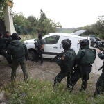 Agentes de la Guardia Civil durante uno de los registros realizados en la urbanización de Benharás en Los Barrios (Cádiz) en el marco de un amplio operativo contra la droga. EFE/A.Carrasco Ragel.
