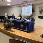 El Centro Cultural 'José Luis García Palacios' acogió este martes la presentación del libro 'Pájaros de la Cañada', del autor moguereño Francisco Garfias