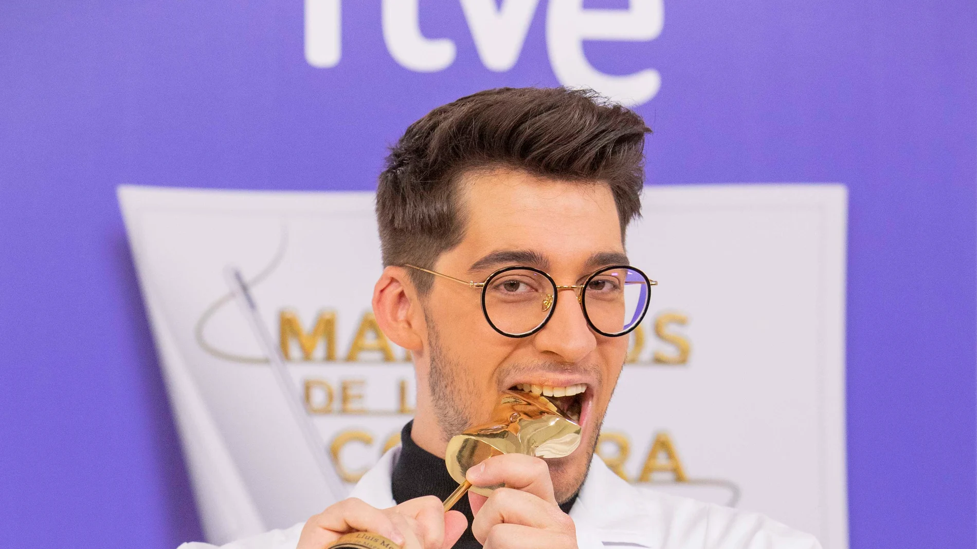 Lluís posa con su trofeo