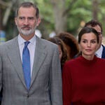 El rey Felipe VI (i) y la reina Letizia (d) a su llegada al acto de presentación "Tour del Talento" y el anuncio del ganador del Premio Fundación Princesa de Girona 2022 en la categoría de Investigación Científica en Palma de Mallorca este miércoles.