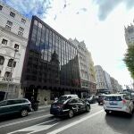 El edificio del número 19 de la Gran Vía destaca entre las construcciones contiguas