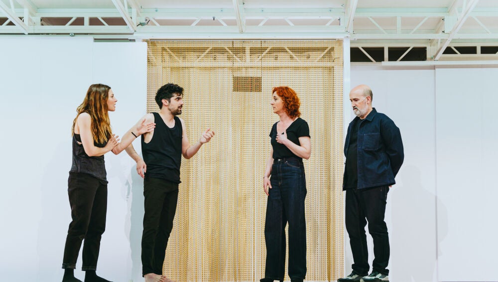 Los cuatro intérpretes se desdoblan constantemente en diferentes personajes