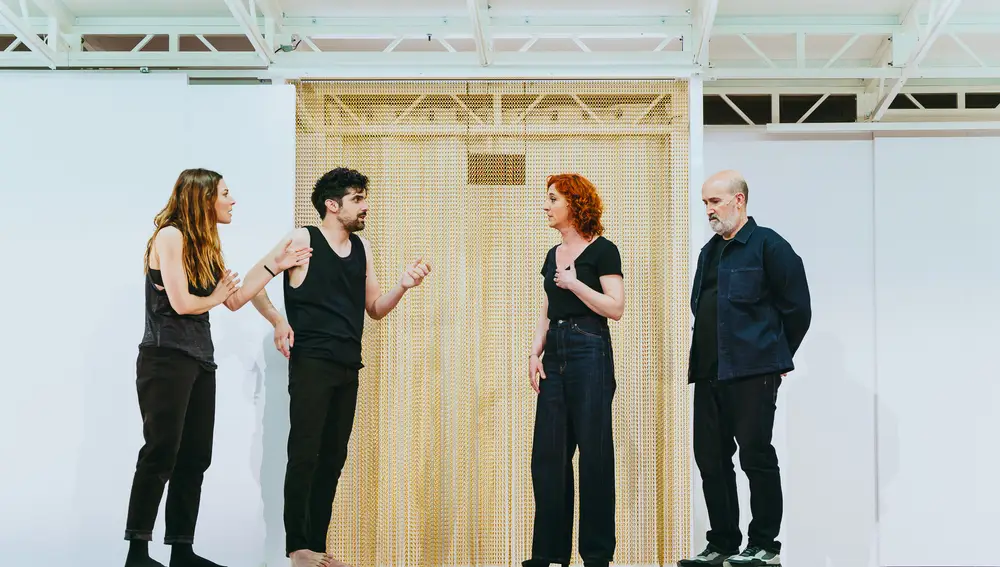 Los cuatro intérpretes se desdoblan constantemente en diferentes personajes