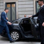 El presidente del Gobierno, Pedro Sánchez, sale de una sesión plenaria, en el Congreso de los Diputados