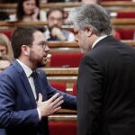 El presidente de la Generalitat, Pere Aragonès, conversa con el portavoz de JxCat, Albert Batet