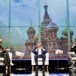 Susanna Griso, Vicente Vallés y Rubén Amón sobre el escenario del teatro del Círculo de Bellas Artes de Madrid