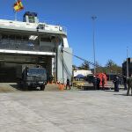 Militares españoles descargan en Polonia el material enviado por España
