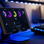 Pitikapp mostrando la información de GPU, CPU y RAM, controles de Spotify, fecha y hora.