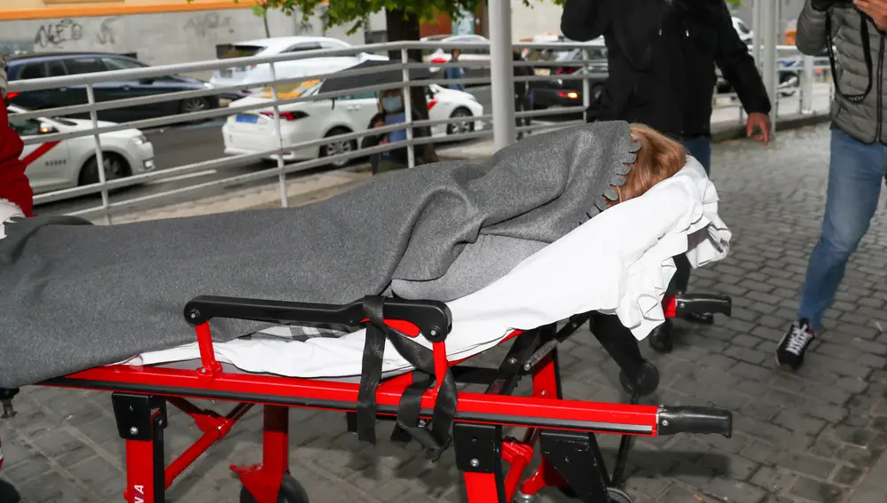 Belén Esteban llega en camilla al hospital