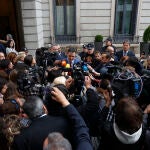 Sánchez atiende a los medios de comunicación en el Congreso
